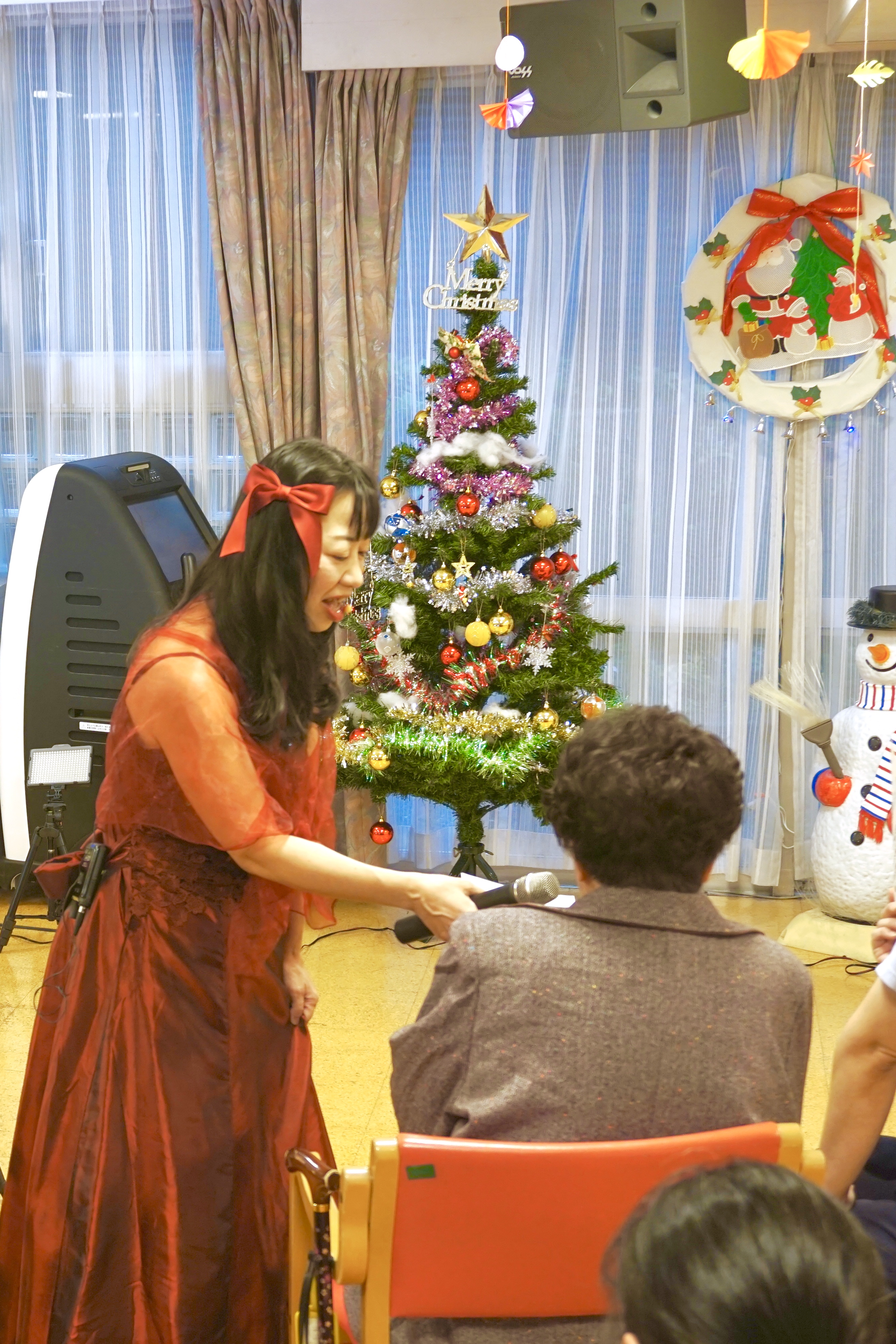 夢コンパスメンバーと一緒に歌う高齢者