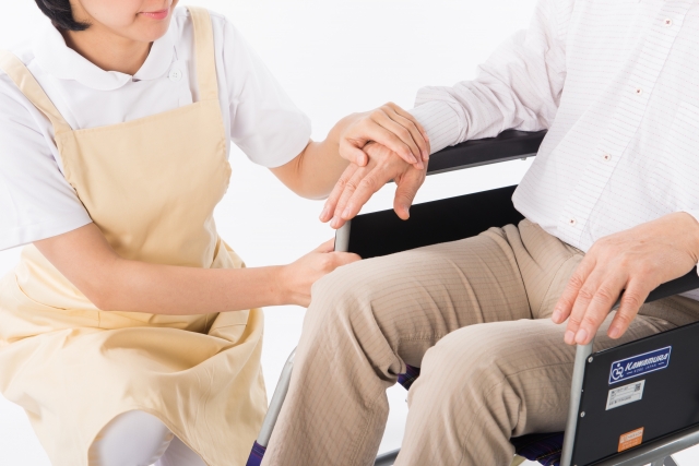 介護士と高齢者