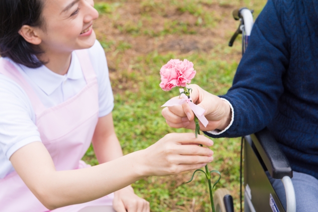 看護師に花を渡す患者