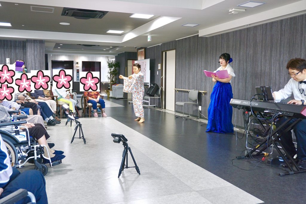 歌うメンバーとダンスを踊るスタッフ