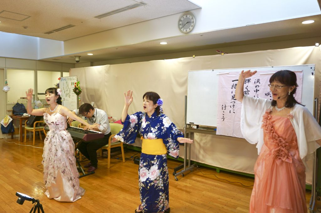 メンバーで盆踊り