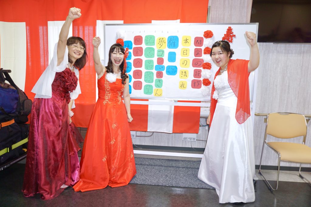 メンバーが猪木のダーのポーズ