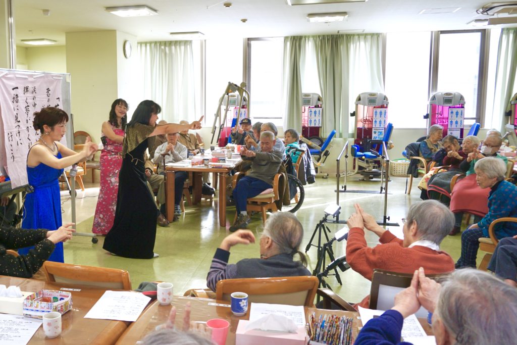 手話を教えるメンバー