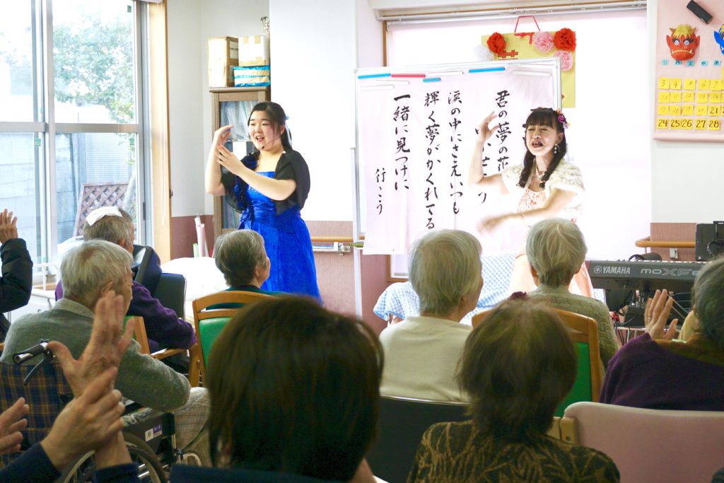 手話を教えるメンバー