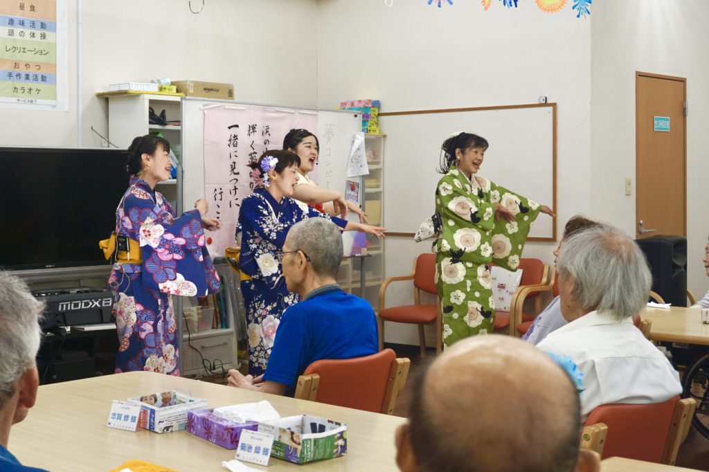 踊り歌うメンバー