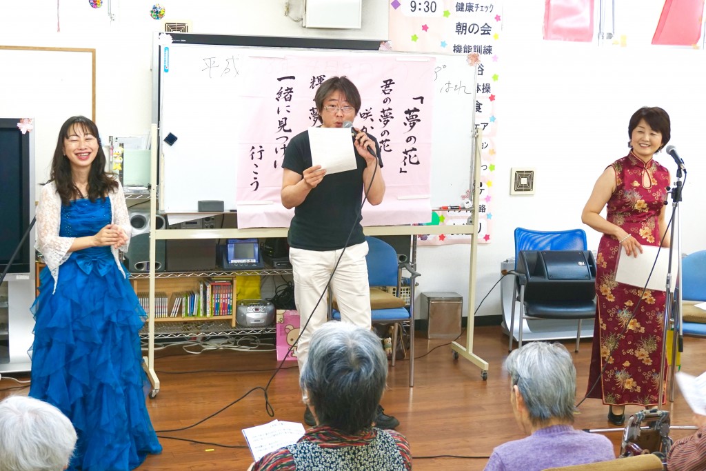 歌っている施設長さん