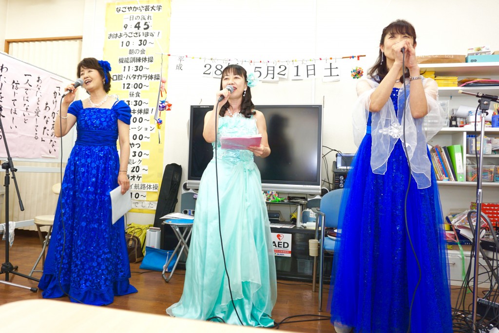 女性3名で歌う