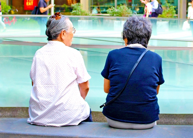 お年寄り2人の後ろ姿