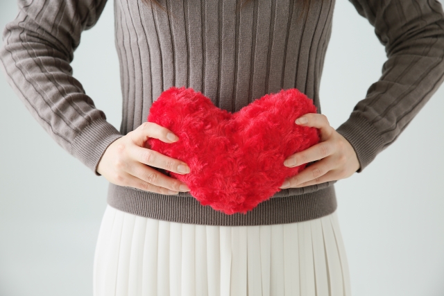 ハートマークを持つ女性