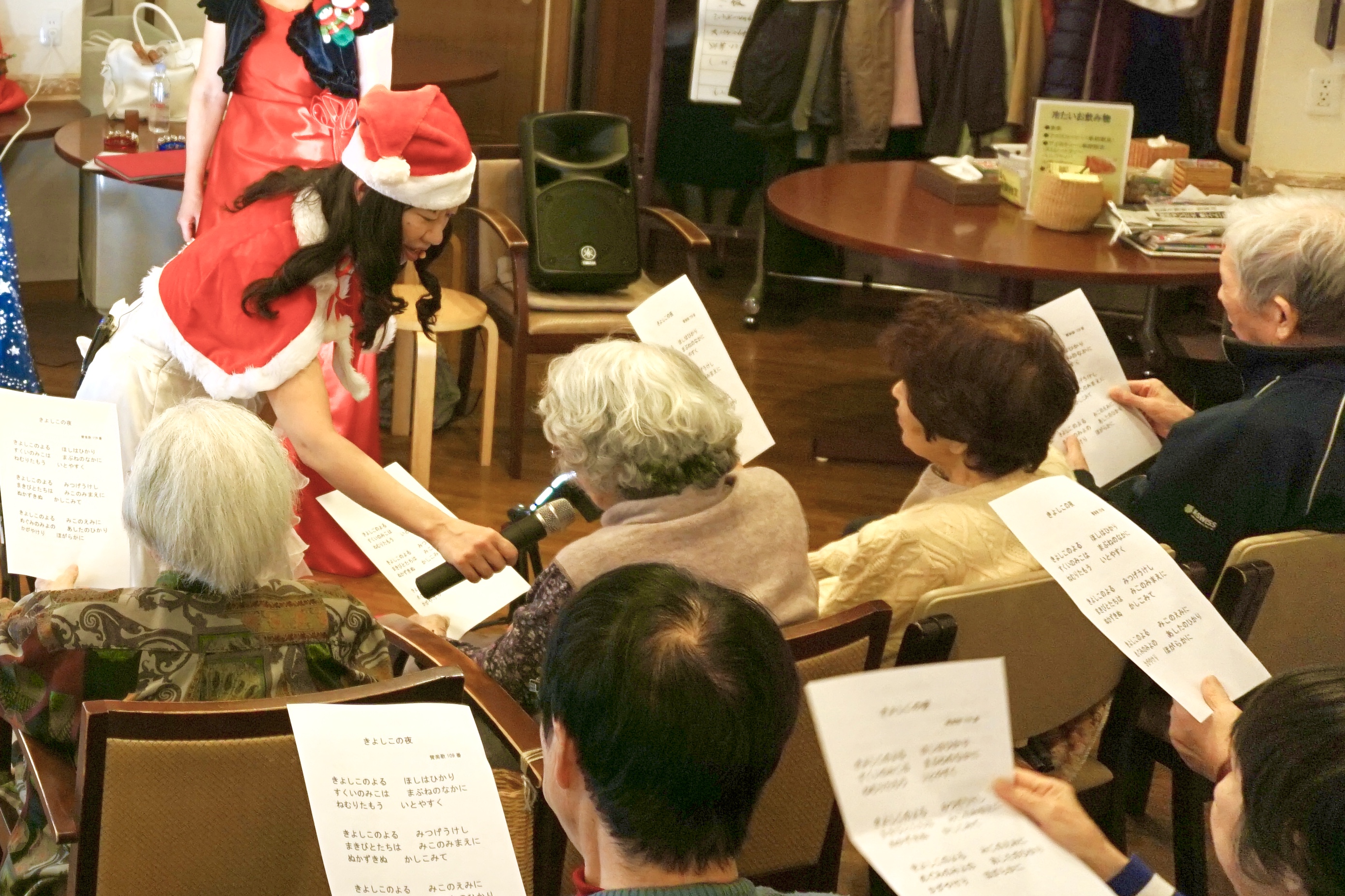 夢コンパスメンバーと一緒に歌う高齢者