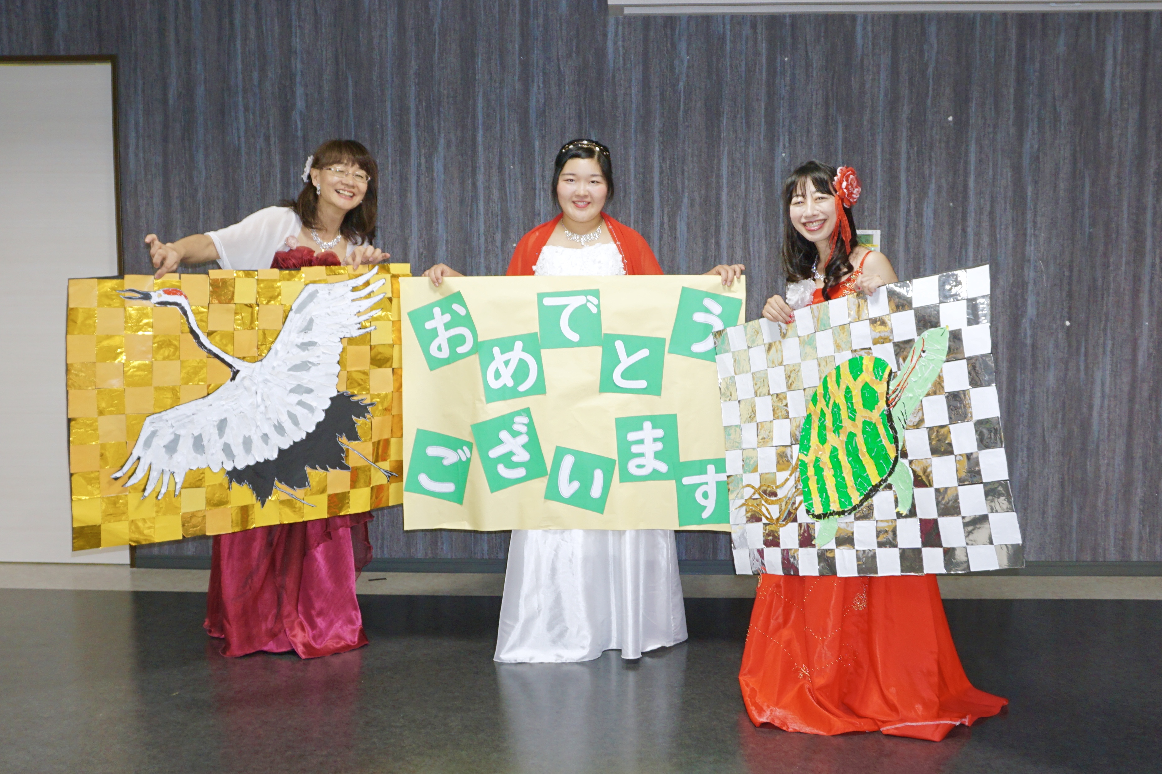 メンバーが敬老会ポスターをもっている