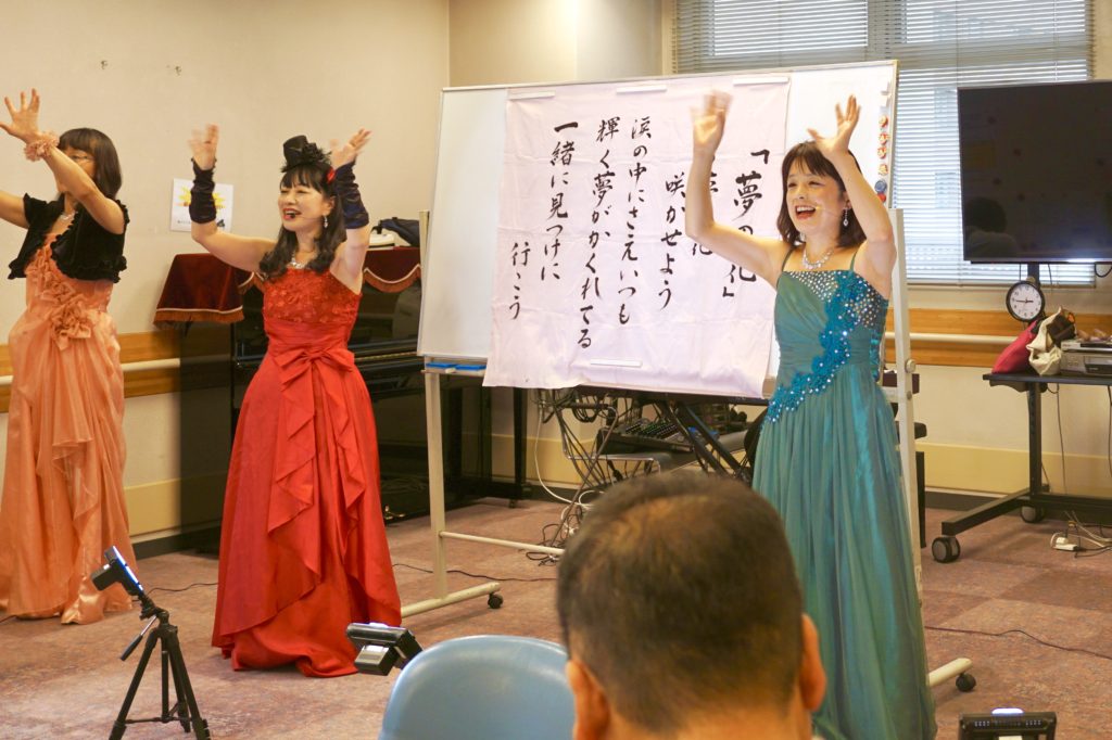 輝くの手話をしているメンバー