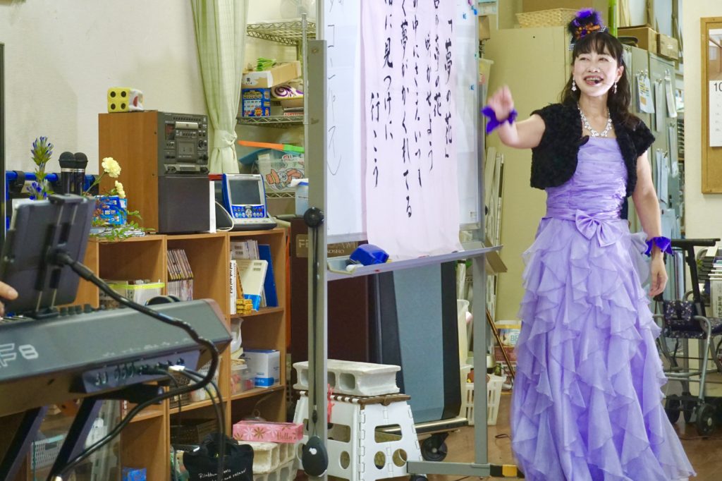 手話を教えるメンバー