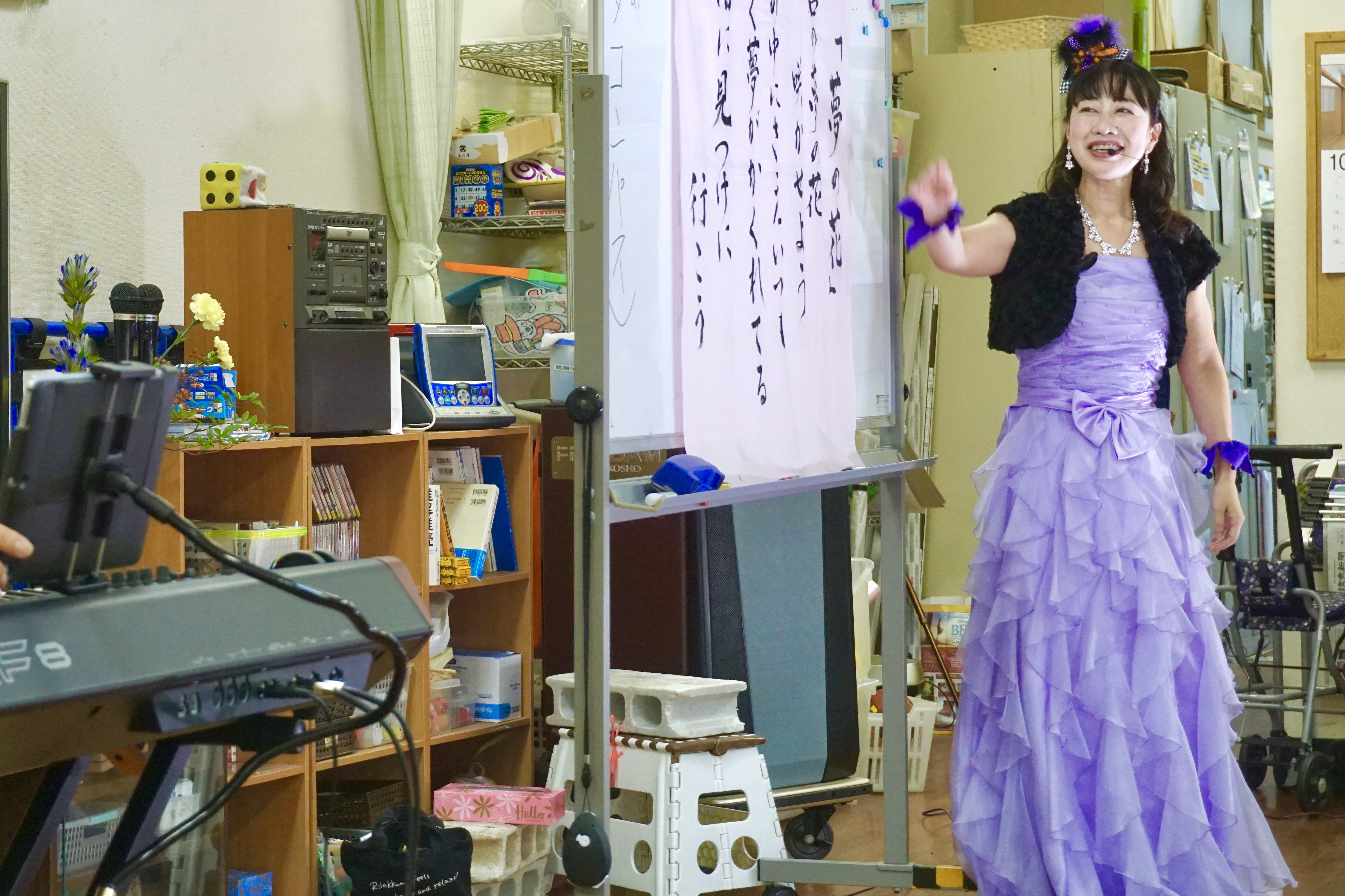 手話を教えるメンバー